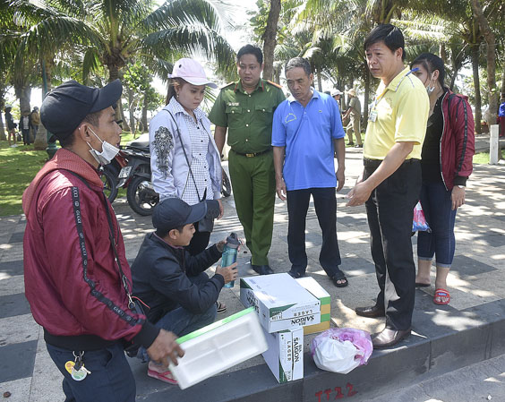 Lực lượng chức năng phường Thắng Tam, TP.Vũng Tàu nhắc nhở khách du lịch không được ăn nhậu trên vỉa hè và xả rác bừa bãi tại đường Thùy Vân.