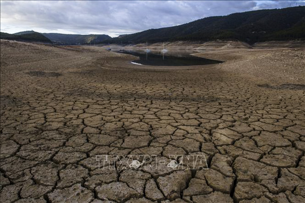 Hồ chứa nước cạn khô do nắng nóng và hạn hán kéo dài tại Entrepenas, Tây Ban Nha. (Nguồn AFP)