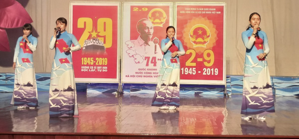 Đội Tuyên truyền và chiếu phim lưu động biểu diễn văn nghệ phục vụ người dân TT. Phước Hải (huyện Đất Đỏ) dịp lễ 2/9.