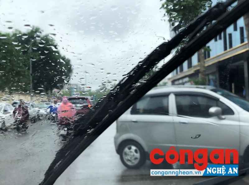 Mưa lớn kéo dài ảnh hưởng đến mọi hoạt động của người dân miền Trung. Ảnh: Bình Nguyên