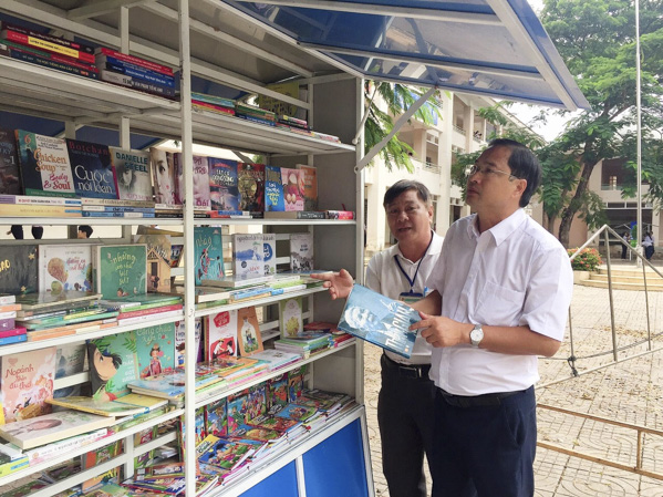 Ông Nguyễn Tấn Bản, Phó Chủ tịch UBND huyện Châu Đức kiểm tra tủ sách thư viện Trường THCS Nguyễn Công Trứ (xã Suối Nghệ)