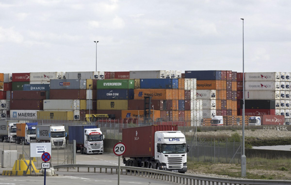 Hàng hóa được xếp tại cảng ở Corringham, phía Tây thủ đô London, Anh. 