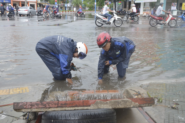 Công nhân Busadco khơi thông cống thoát nước tại đường Lê Hồng Phong, TP. Vũng Tàu mỗi khi mưa lớn.