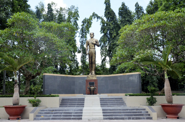 Tượng Anh hùng liệt sĩ Trần Văn Thượng tại công viên cùng tên ở xã Long Phước, TP. Bà Rịa.