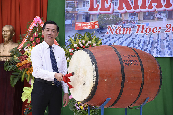 Ông Lưu Tài Đoàn, Ủy viên Ban Thường vụ Tỉnh ủy, Trưởng Ban Tổ chức Tỉnh ủy đánh trống khai giảng năm học mới tại Trường THPT Phú Mỹ. 
