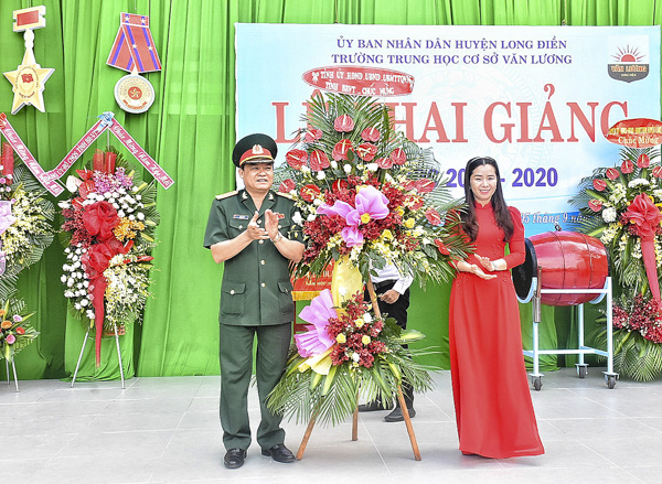 Đại tá Phạm Phú Ý, Ủy viên Ban Thường vụ Tỉnh ủy, Chỉ Huy trưởng Bộ CHQS tỉnh tặng hoa chúc mừng Lễ Khai giảng của Trường THCS Văn Lương (huyện Long Điền).