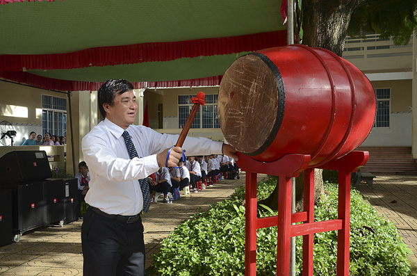 Ông Dương Minh Tuấn, Phó Trưởng Đoàn ĐBQH tỉnh đánh trống khai giảng năm học mới tại Trường THCS Đất Đỏ. 