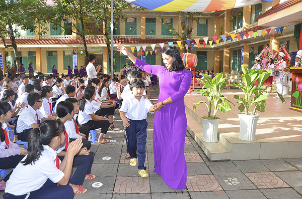 GV Trường Nuôi dạy trẻ khuyết tật Bà Rịa đón HS lớp 1 vào trường trong ngày khai giảng.