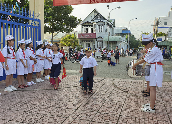 HS Trường TH Cao Văn Ngọc (huyện Côn Đảo) đến trường trong ngày khai giảng.