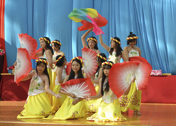 HS Trường THPT Trần Văn Quan, huyện Long Điền múa 