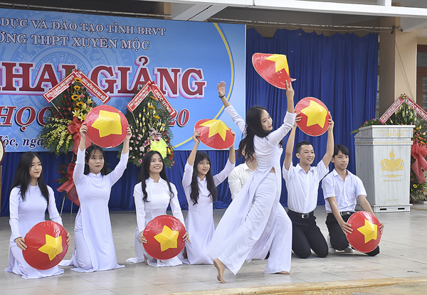 HS Trường THPT Xuyên Mộc biểu diễn tiết mục văn nghệ tại Lễ Khai giảng. 