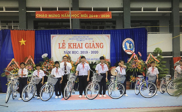 8 HS trường THCS Phan Chu Trinh có hoàn cảnh khó khăn được tặng xe đạp.