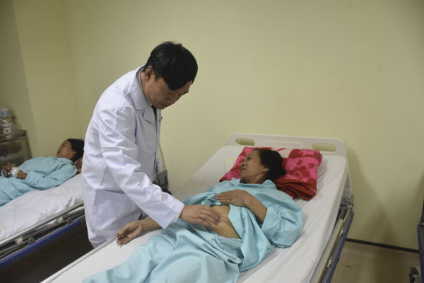 Bác sĩ thăm khám cho bệnh nhân ung thư điều trị tại Bệnh viện Bà Rịa. 