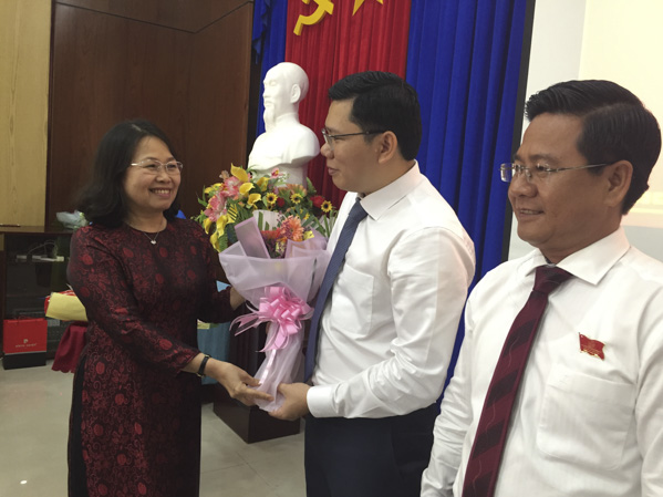Bà Nguyễn Thị Yến, Phó Bí thư Thường trực Tỉnh ủy, Trưởng Đoàn Đại biểu Quốc hội tỉnh tặng hoa chúc mừng ông Hoàng Nguyên Dinh được bầu giữ chức vụ Chủ tịch UBND huyện Châu Đức.