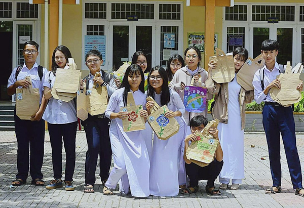 Học sinh Trường THPT Phú Mỹ với những chiếc túi giấy ngộ nghĩnh.