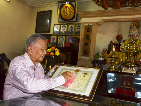 Ông Trần Văn Khánh, nguyên Bí thư Tỉnh ủy bên Bằng Anh hùng Lực lượng vũ trang Nhân dân do Chủ tịch nước truy tặng cha mình.