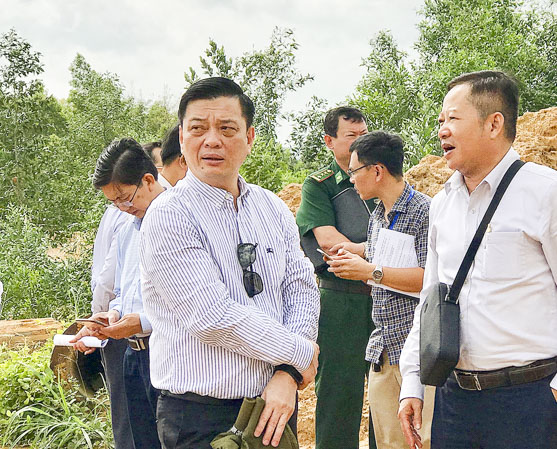 Ông Nguyễn Thành Long, Quyền Chủ tịch UBND tỉnh (hàng đầu, thứ hai bên phải sang) kiểm tra mỏ vật liệu san lấp tại ấp 3, xã Tóc Tiên (TX. Phú Mỹ).