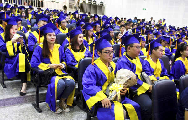 SV Trường ĐH Bà Rịa - Vũng Tàu dự lễ trao bằng tốt nghiệp.