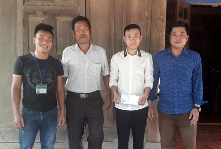 Lãnh đạo UBND xã Tà Cạ tặng quà, biểu dương tinh thần dũng cảm                          cứu người khỏi chết đuối của em Nguyễn Thế Mạnh