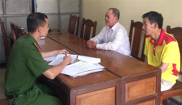 Cán bộ Công an huyện Con Cuông lấy lời khai các đối tượng trong 1 vụ án