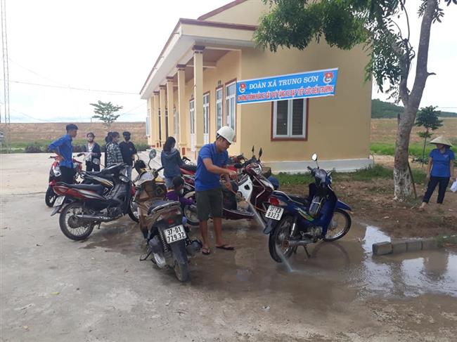 Các đoàn viên, thanh niên hăng hái rửa xe gây quỹ “Tiếp sức đến trường”