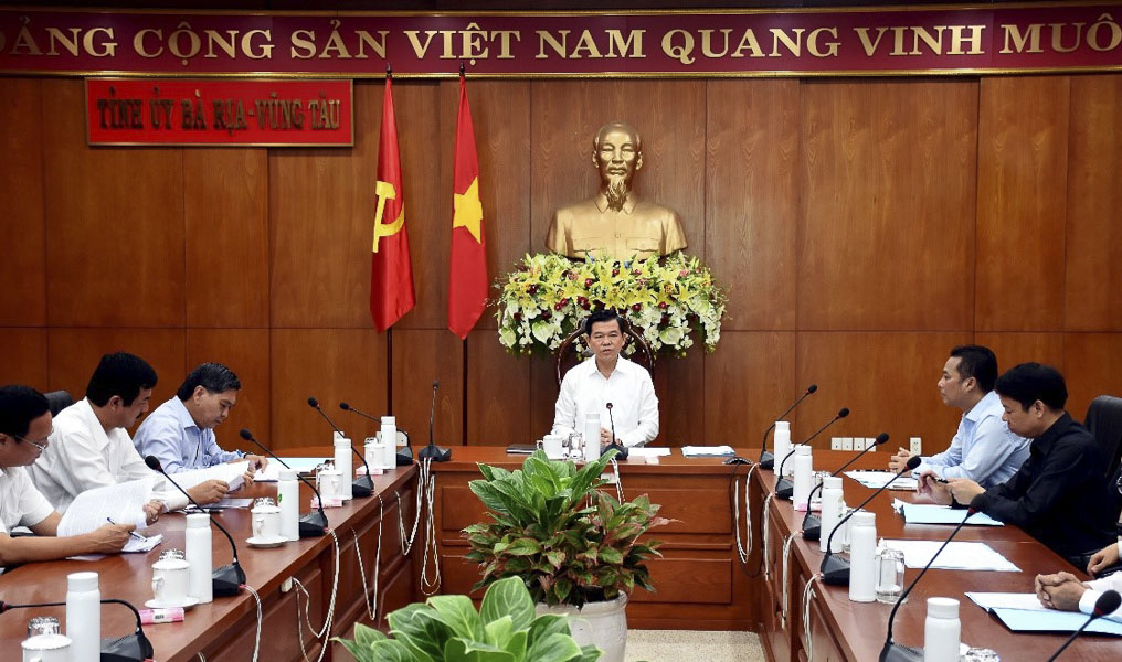 Ông Nguyễn Hồng Lĩnh, Ủy viên Trung ương Đảng, Bí thư Tỉnh ủy, Chủ tịch HĐND tỉnh chủ trì buổi làm việc với Hiệp hội Du lịch tỉnh.