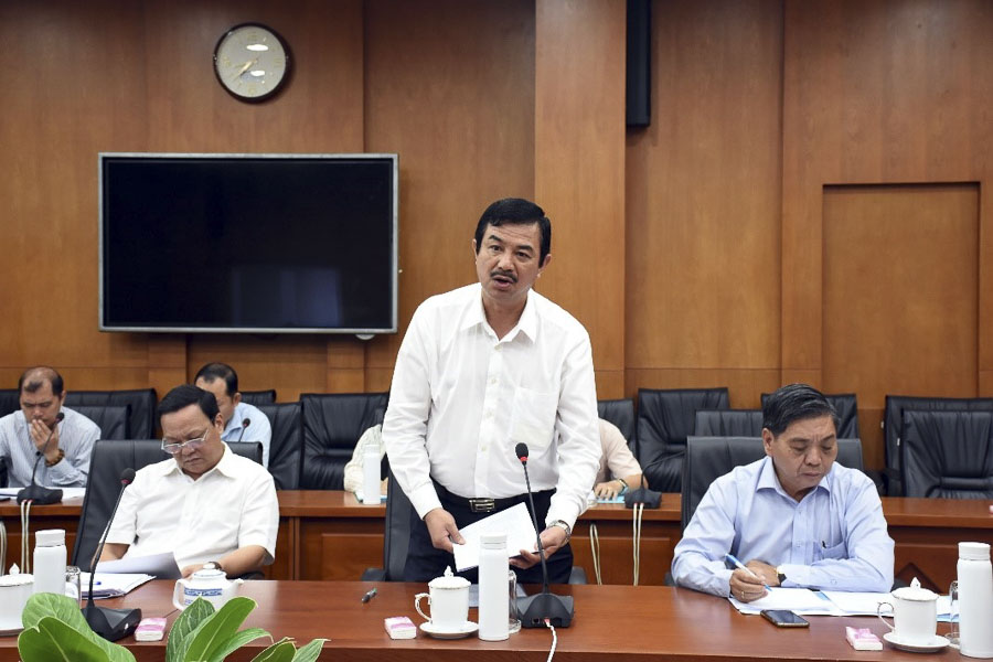 Ông Trịnh Hàng, Giám đốc Sở Du lịch phát biểu tại cuộc họp. 