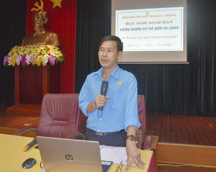 Ông Nguyễn Việt Dũng, Chủ tịch Công đoàn Viên chức tỉnh phát biểu tại hội nghị.