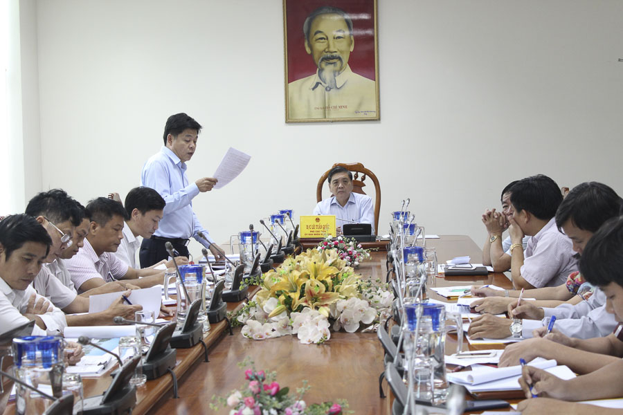 Ông Lê Tuấn Quốc, Phó Chủ tịch UBND tỉnh chủ trì cuộc họp.