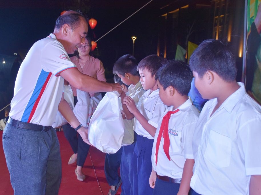 Ông Lâm Văn Hồng, Phó Chủ tịch UBND huyện Long Điền trao quà cho các em thiếu nhi có hoàn cảnh khó khăn trên địa bàn huyện.