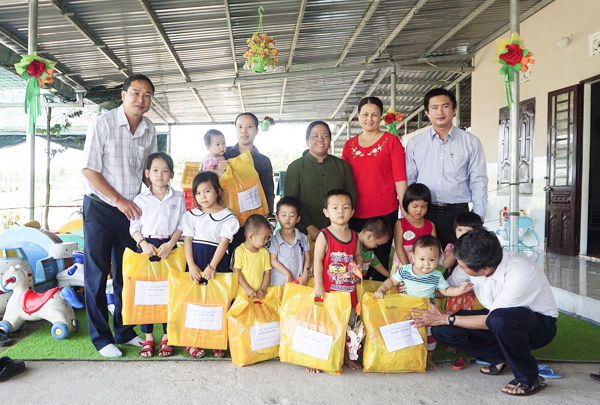 -Ông Nguyễn Tấn Bản, Phó Chủ tịch UBND huyện Châu Đức tặng quà trung thu cho trẻ em mồ côi tại Cơ sở Bảo trợ trẻ em Hồng Ân (xã Đá Bạc).