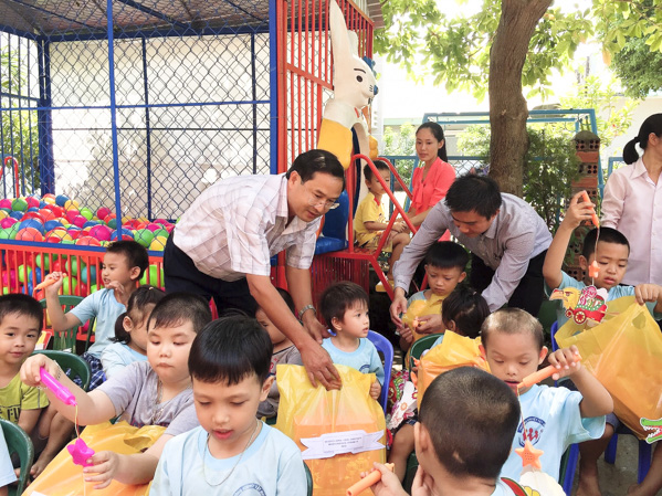 Ông Nguyễn Tấn Bản, Phó Chủ tịch UBND huyện Châu Đức tặng quà trung thu cho trẻ em khuyết tật tại Trường khuyết tật tư thục Mai Linh (xã Bình Giã).