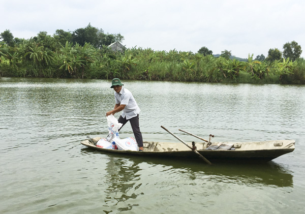 Tổ hợp dự án nuôi cá nước ngọt tại xã Suối Rao được đánh giá là dự án thành công nhờ nguồn vốn từ Quỹ Hỗ trợ Nông dân. Trong ảnh: Ông Nguyễn Thanh Chức (thôn 1, xã Suối Rao, huyện Châu Đức) đang cho cá ăn.