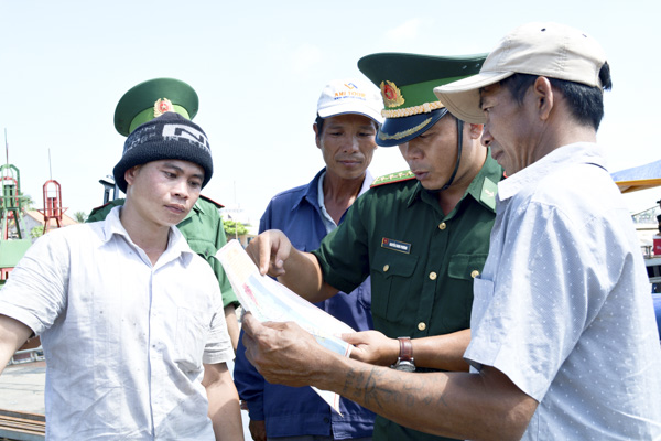 Lực lượng BĐBP phát tờ rơi tuyên truyền pháp luật và bảo đảm ANAT dầu khí trong quá trình đánh bắt hải sản trên biển cho ngư dân xã Bình Châu (huyện Xuyên Mộc).