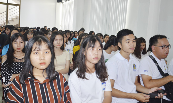 300 sinh viên Trường Đại học Bà Rịa-Vũng Tàu được tuyên truyền các nội dung liên quan đến biển, đảo Việt Nam.
