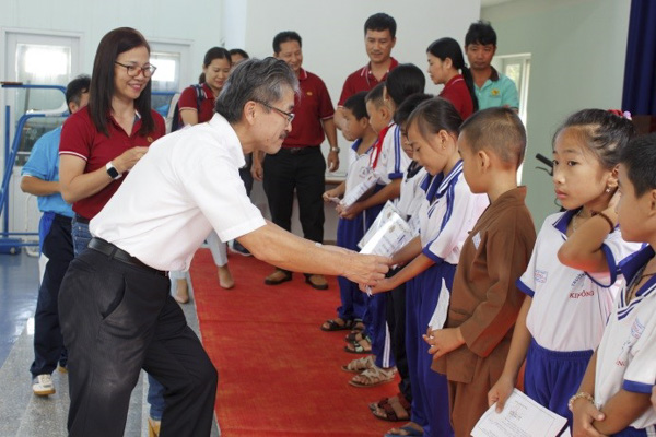 Ông Yuji Kurata, Tổng Giám đốc Công ty Dầu khí Nhật - Việt tặng quà cho các học sinh.