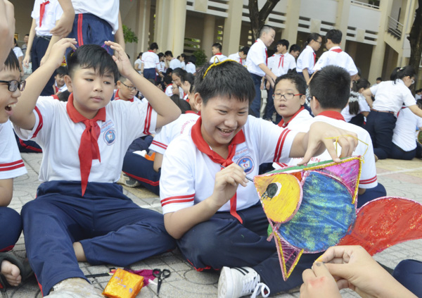 HS Trường THCS Nguyễn An Ninh, TP.Vũng Tàu làm lồng đèn tặng bạn nghèo dịp Tết Trung thu.