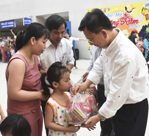 Bác sĩ Nguyễn Văn Hương, Giám đốc Bệnh viện Bà Rịa tặng quà Trung thu cho bệnh nhi đang điều trị tại bệnh viện. Ảnh: MINH THIÊN