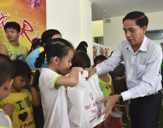 Ông Trần Quốc Khánh, Phó Giám đốc Sở LĐTBXH tặng quà cho trẻ em tại Trung tâm Giáo dục hòa nhập Phước An (TP. Vũng Tàu).