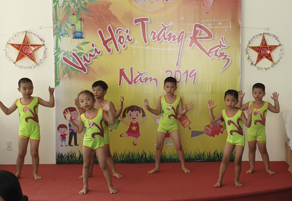 Trẻ em tại Trung tâm Giáo dục hòa nhập Phước An (TP.Vũng Tàu) biểu diễn văn nghệ.
