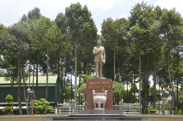 Tượng đài Anh hùng Lực lượng vũ trang nhân dân Lê Thành Duy tại công viên cùng tên (đường Cách mạng Tháng Tám, TP. Bà Rịa). 