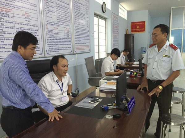 Ông Dương Minh Tuấn (bìa trái), Tỉnh ủy viên, Phó Trưởng Đoàn ĐBQH tỉnh kiểm tra hoạt động công chứng  tại Phòng Công chứng số 2 (TP. Bà Rịa). 