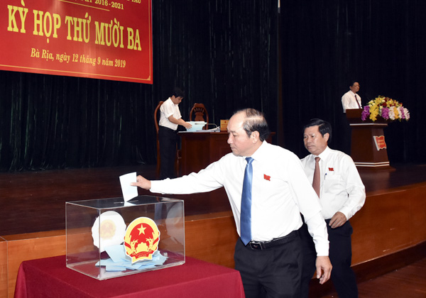 Các đại biểu HĐND tỉnh bỏ phiếu bầu bổ sung chức danh Phó Chủ tịch HĐND tỉnh nhiệm kỳ 2016-2021 đối với ông Mai Ngọc Thuận.