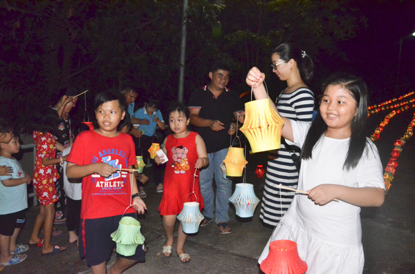 Trẻ em nghèo ở phường 5, TP. Vũng Tàu chơi đèn lồng do đội tình nguyện BVU Trường ĐH Bà Rịa-Vũng Tàu tặng. Ảnh: CẨM NHUNG