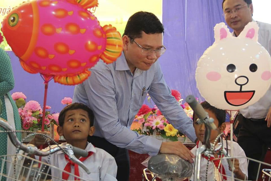 Ông Hoàng Nguyên Dinh, Chủ tịch UBND huyện Châu Đức trao xe đạp cho HS nghèo tại chương trình “Tiếp sức học sinh đến trường”. 