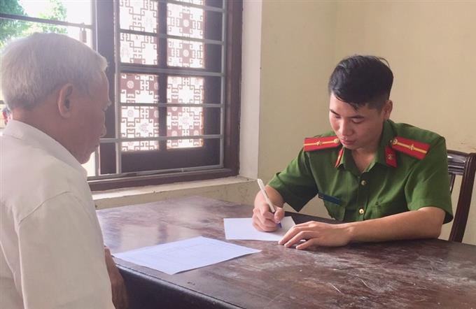 Cán bộ Công an phường Hưng Phúc tiếp nhận tin báo                               tố giác tội phạm