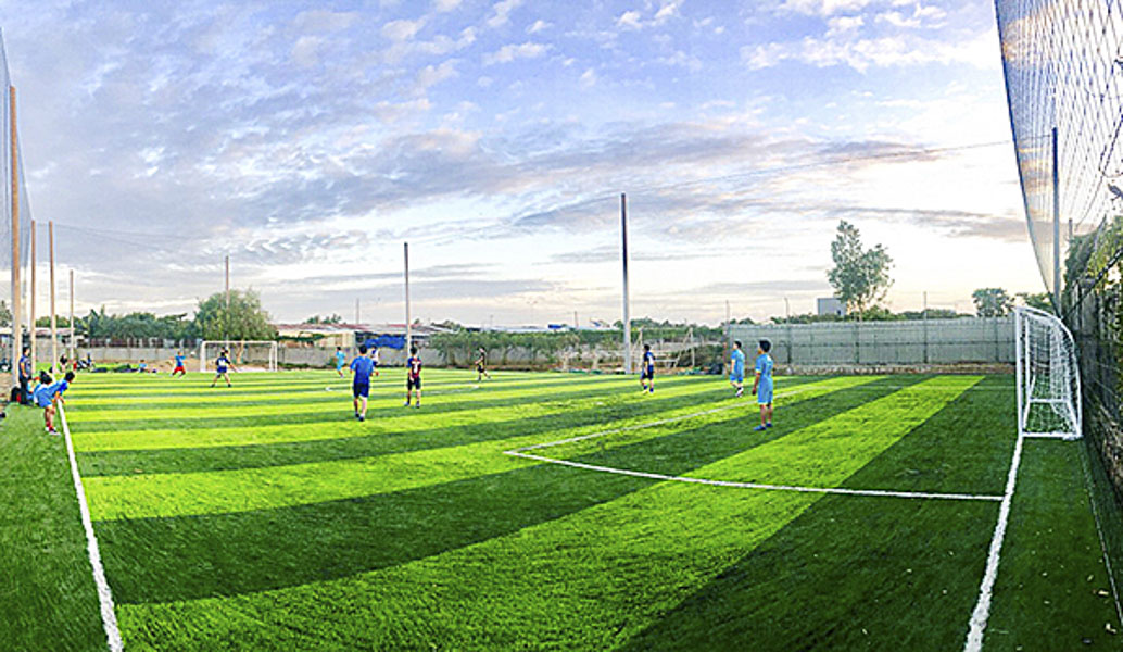 Một trận thi đấu bóng đã trên sân cỏ nhân tạo của Lam Son Group.