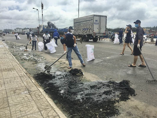 Các tình nguyện viên nạo vét bùn và dọn rác xung quanh khu vực Cảng Bến Lội.
