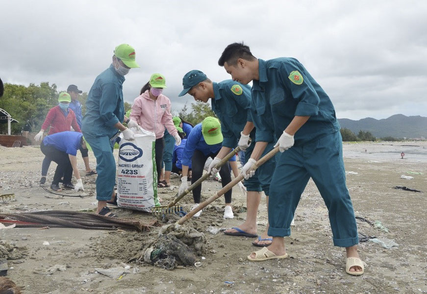 ĐVTN xã Phước Hưng tham gia chiến dịch “Hãy làm sạch biển”.