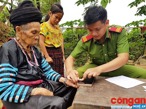 Công an huyện Tương Dương đến tận bản làm thủ tục cấp phát CMND cho người dân